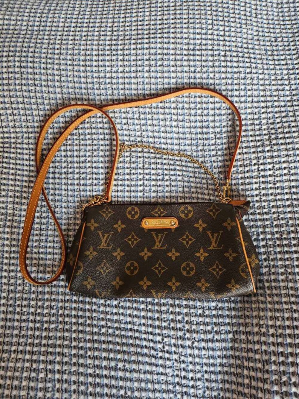 Louis Vuitton Eva Clutch in classic Monogram canvas